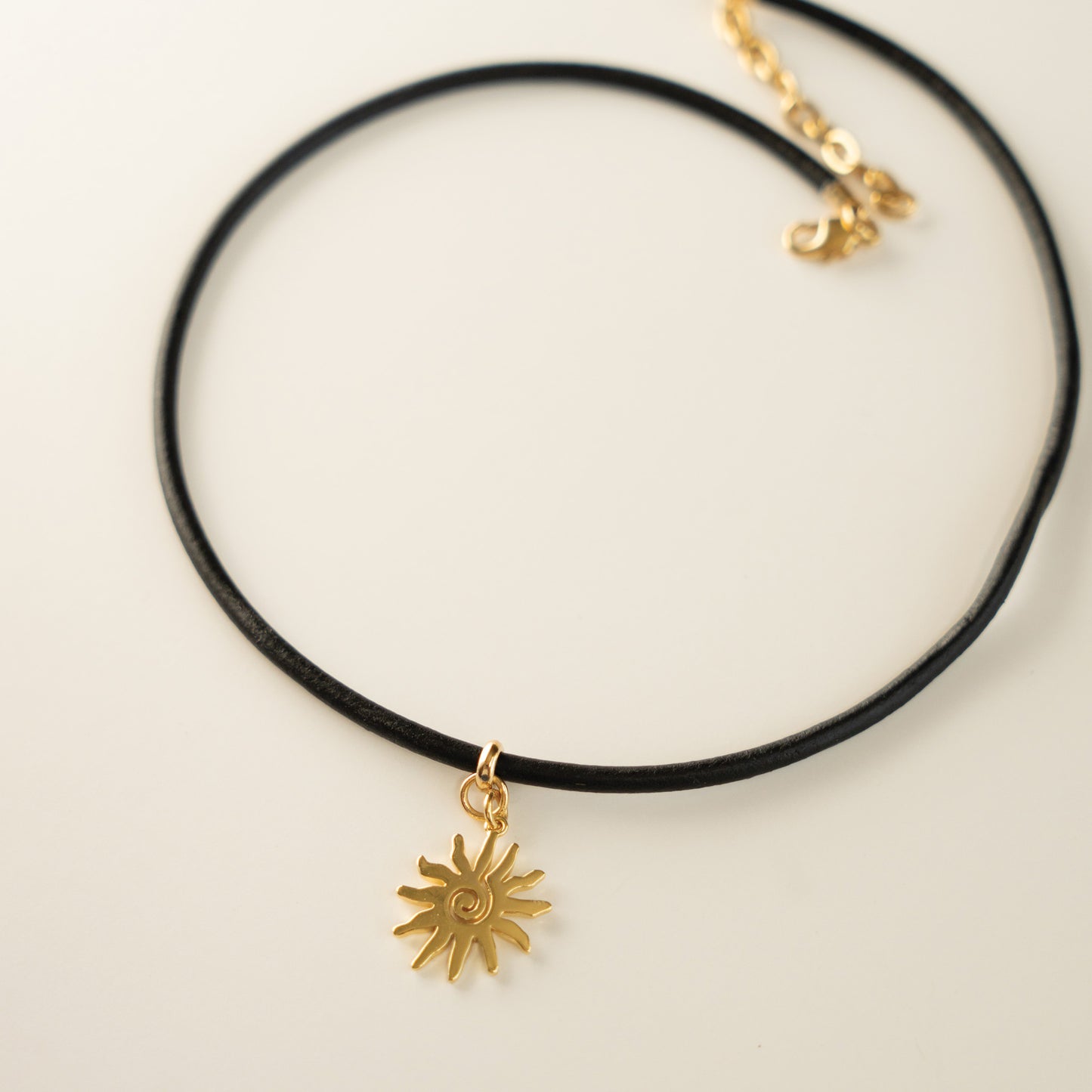 Sol: Collar en Cuero